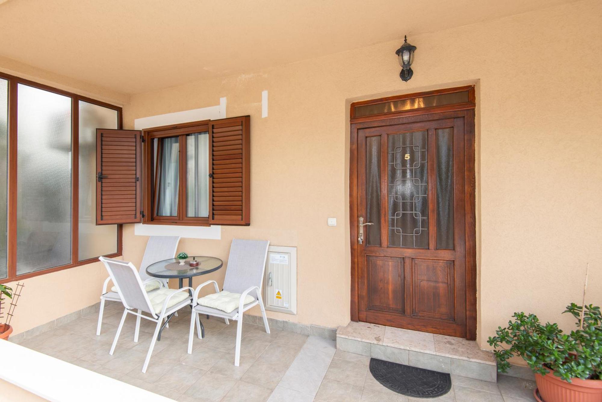 Apartments Kiki โกตอร์ ภายนอก รูปภาพ